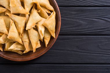 Ramazan iftar yemeği. Geleneksel Asya vejetaryen yemek samosası.