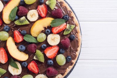 Cevizli, kremalı, meyveli ve meyveli pizza. Tatlı tatlı