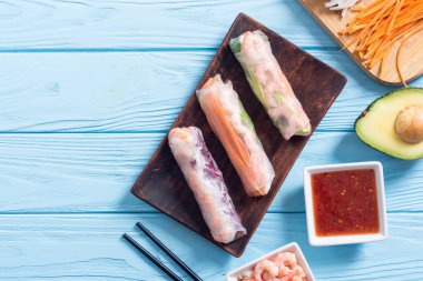 Vietnam börekleri sebzeli, pirinç erişteli ve karidesli.