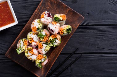 Vietnam börekleri sebzeli, pirinç erişteli ve karidesli.