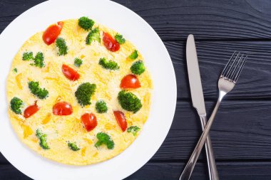 İtalyan kahvaltısı. Brokoli ve kiraz domatesli omlet.