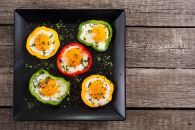 Sarı, kırmızı ve yeşil biber ve sahanda yumurta. Renkli sağlıklı kahvaltı.