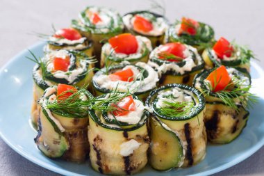 Krem peynirli, domatesli ve dereotlu kabaklı börek. Sağlıklı vejetaryen yemek geçmişi