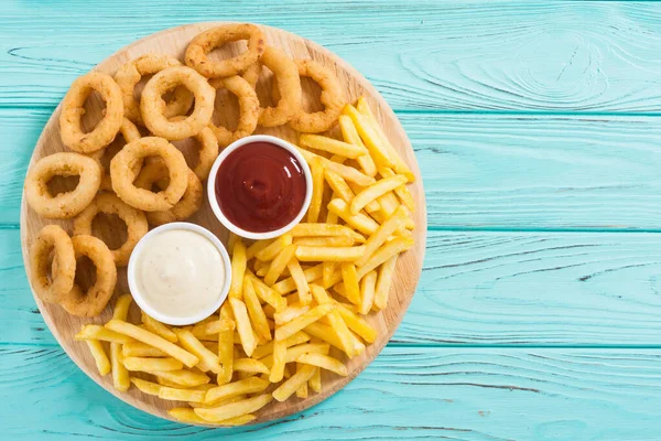 Pommes Frites Och Lökringar Med Såser Träskiva — Stockfoto