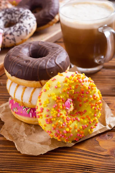 Donuts Variados Com Chocolate Fosco Vidros Cor Rosa Polvilhas Vista — Fotografia de Stock