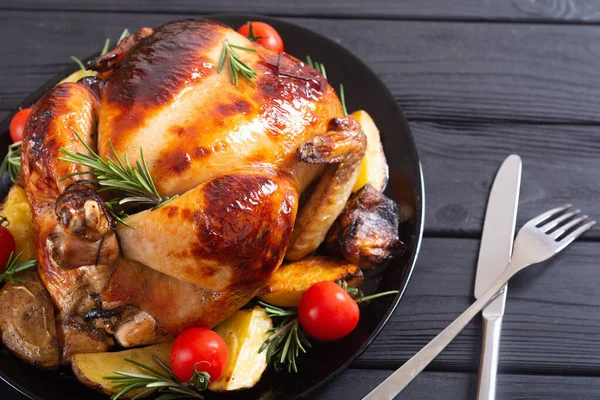 Gebakken Kip Met Aardappelen Chery Tomaten Rozemarijn Voedselachtergrond — Stockfoto