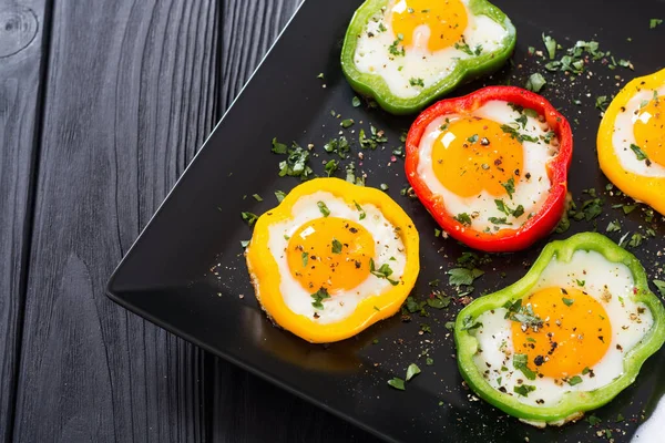 Sarı Kırmızı Yeşil Biber Sahanda Yumurta Renkli Sağlıklı Kahvaltı — Stok fotoğraf