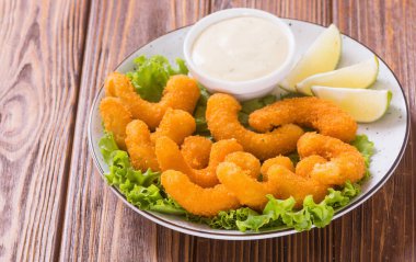 Soslu ve limonlu karides. Kırsal alanda fast food