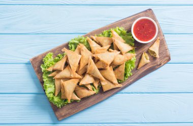 Ramazan iftar yemeği. Geleneksel Asya vejetaryen yemek samosası.