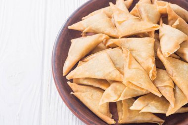 Ramazan iftar yemeği. Geleneksel Asya vejetaryen yemek samosası.