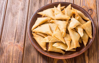 Ramazan iftar yemeği. Geleneksel Asya vejetaryen yemek samosası.