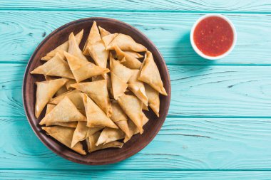 Ramazan iftar yemeği. Geleneksel Asya vejetaryen yemek samosası.