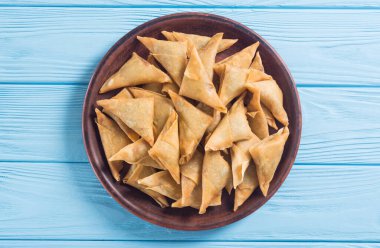 Ramazan iftar yemeği. Geleneksel Asya vejetaryen yemek samosası.