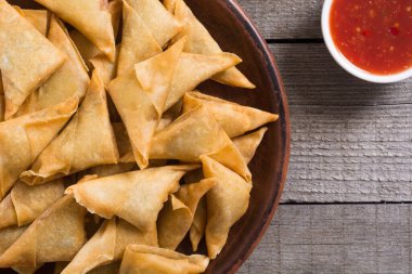 Ramazan iftar yemeği. Geleneksel Asya vejetaryen yemek samosası.