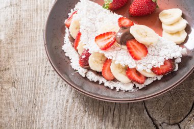 Brezilya kahvaltı tapyokası çilekli, muzlu ve fındıklı.