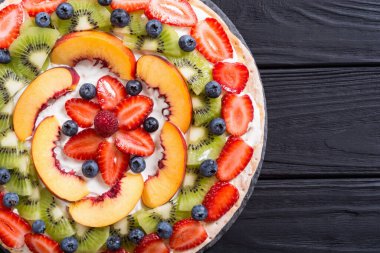 Meyveli ve meyveli pizza. Tatlı tatlı tatlı