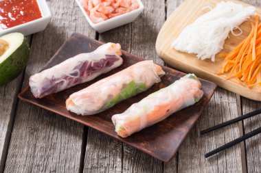 Vietnam börekleri sebzeli, pirinç erişteli ve karidesli.