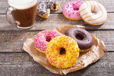 Çikolata kaplı, pembe jöleli ve serpiştirilmiş çeşitli çörekler. Üst görünüm