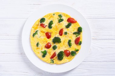 İtalyan kahvaltısı. Brokoli ve kiraz domatesli omlet.