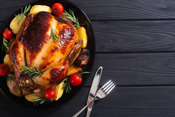 Gebakken Kip Met Aardappelen Chery Tomaten Rozemarijn Voedselachtergrond — Stockfoto