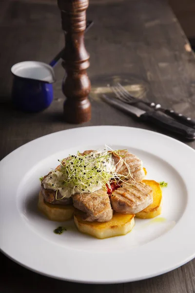 Pechuga Pollo Parrilla Con Salsa Rábano Picante Patata Microverduras — Foto de Stock