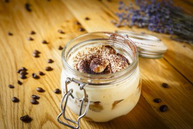 Kavanozda kahve ve tiramisu tatlısı.