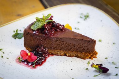 Kirazlı Çikolatalı Kek Minth çiçekli ve orman meyveli