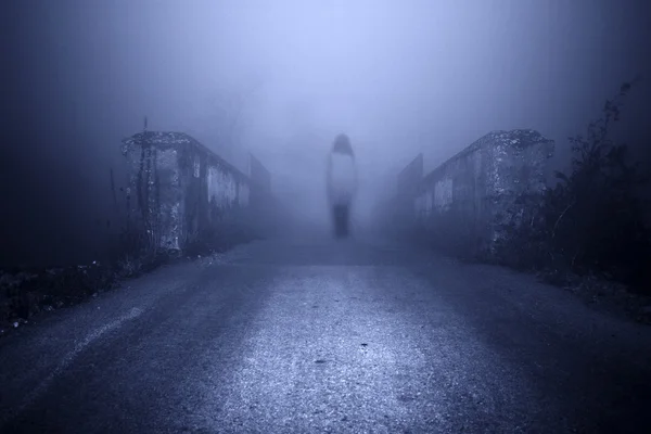 Cena de terror de mulher assombrada — Fotografia de Stock