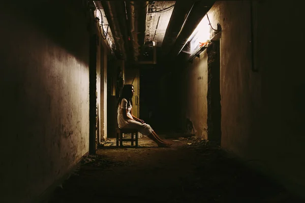 Escena de horror de una mujer aterradora en vestido blanco — Foto de Stock