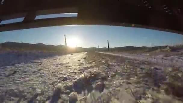 Besturen van een auto op het gevaar en de gladde weg — Stockvideo