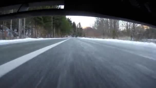 Voiture conduisant à la neige. Conditions météorologiques hivernales . — Video