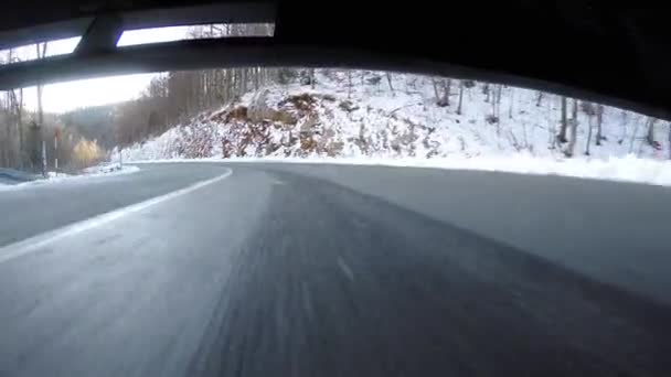汽车行驶在雪地里。冬天的天气条件. — 图库视频影像