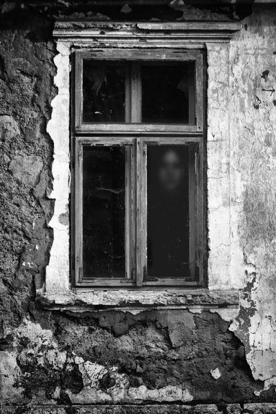 恐怖妇女在肮脏的窗口之后 — 图库照片