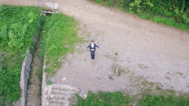 Luftaufnahmen von Geschäftsfrau nehmen Abstand von der Arbeit in der Natur, um sich vom Stress bei der Arbeit zu entspannen — Stockvideo