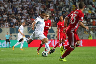 Düelloda futbol maçı sırasında oyuncular