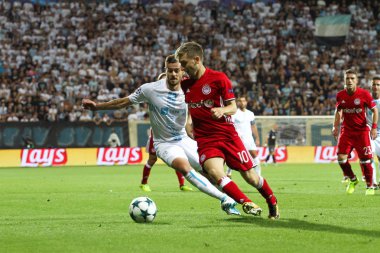 Rijeka, Hırvatistan - 22 Ağustos 2017: Ivan Martic Rijeka ve Olympiakos Hnk Rijeka ve Olympiakos Fc Hnk Rijeka Stadyumu'nda Uefa Şampiyonlar Ligi play-off maçı sırasında Marko Marin