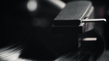 LP vinil plak çalar