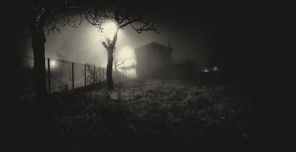Casa Infestata Abbandonata Nella Nebbia Notte — Foto Stock