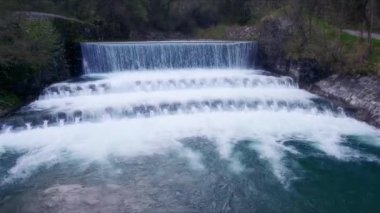 Drone uçuş veya nehir üzerinde hava ateş cascade geçerek