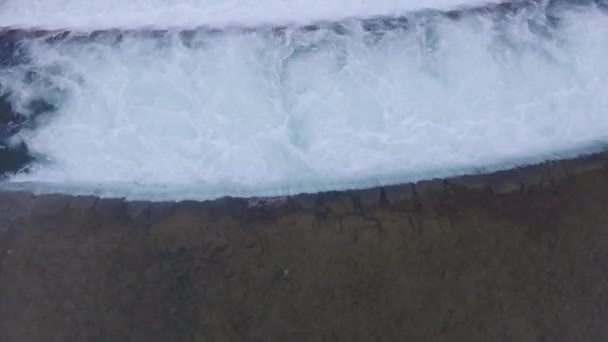 Vue aérienne du haut vers le bas : la rivière traverse la cascade 