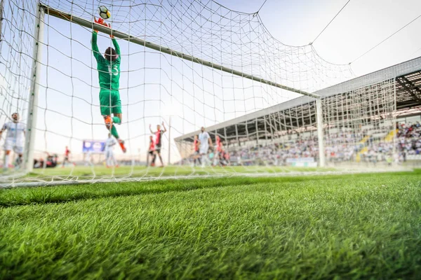 試合中に匿名のサッカー選手 — ストック写真