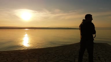 Gün batımı sahnenin fotoğrafı çekerken fotoğrafçı