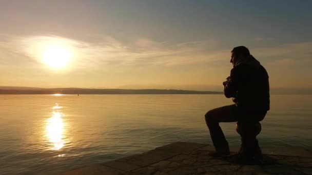 Gün Batımı Sahnenin Fotoğrafı Çekerken Fotoğrafçı — Stok video