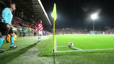Rijeka, Hırvatistan - 16 Aralık 2018: Futbolcu Luka Modriç, Hnk Rijeka Stadyumu 'nda oynanan Avrupa Ön eleme karşılaşmasında Hırvatistan ile oynanan karşılaşmada Slovakya maçında topa köşeden vuruyor