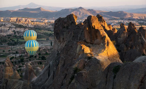 Heißluftballons fliegen in Kappadokien — Stockfoto