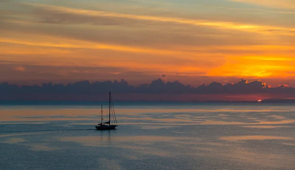 Einsame Jacht im wunderschönen Sonnenaufgang — Stockfoto