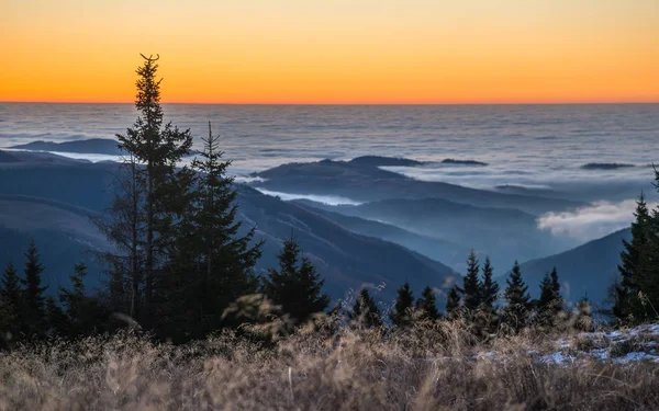 Escena del amanecer con nubes en las montañas — Foto de Stock
