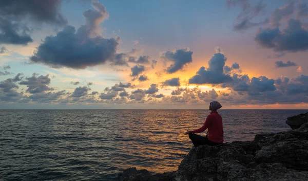 Meditation på beautuiful plats — Stockfoto