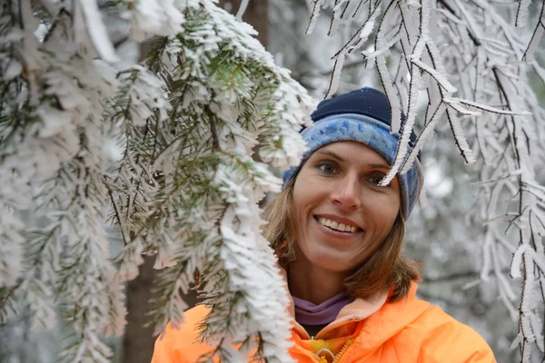 Vrouw in prachtige winter forest — Stockfoto