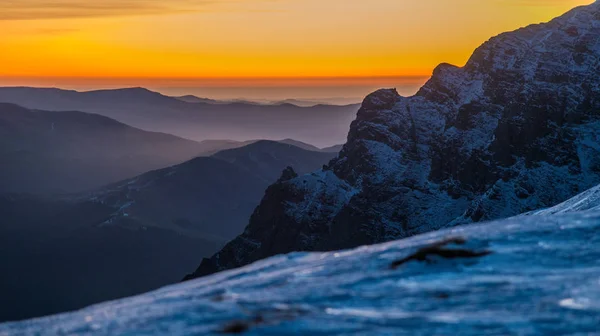 Laranja nascer do sol nas montanhas — Fotografia de Stock